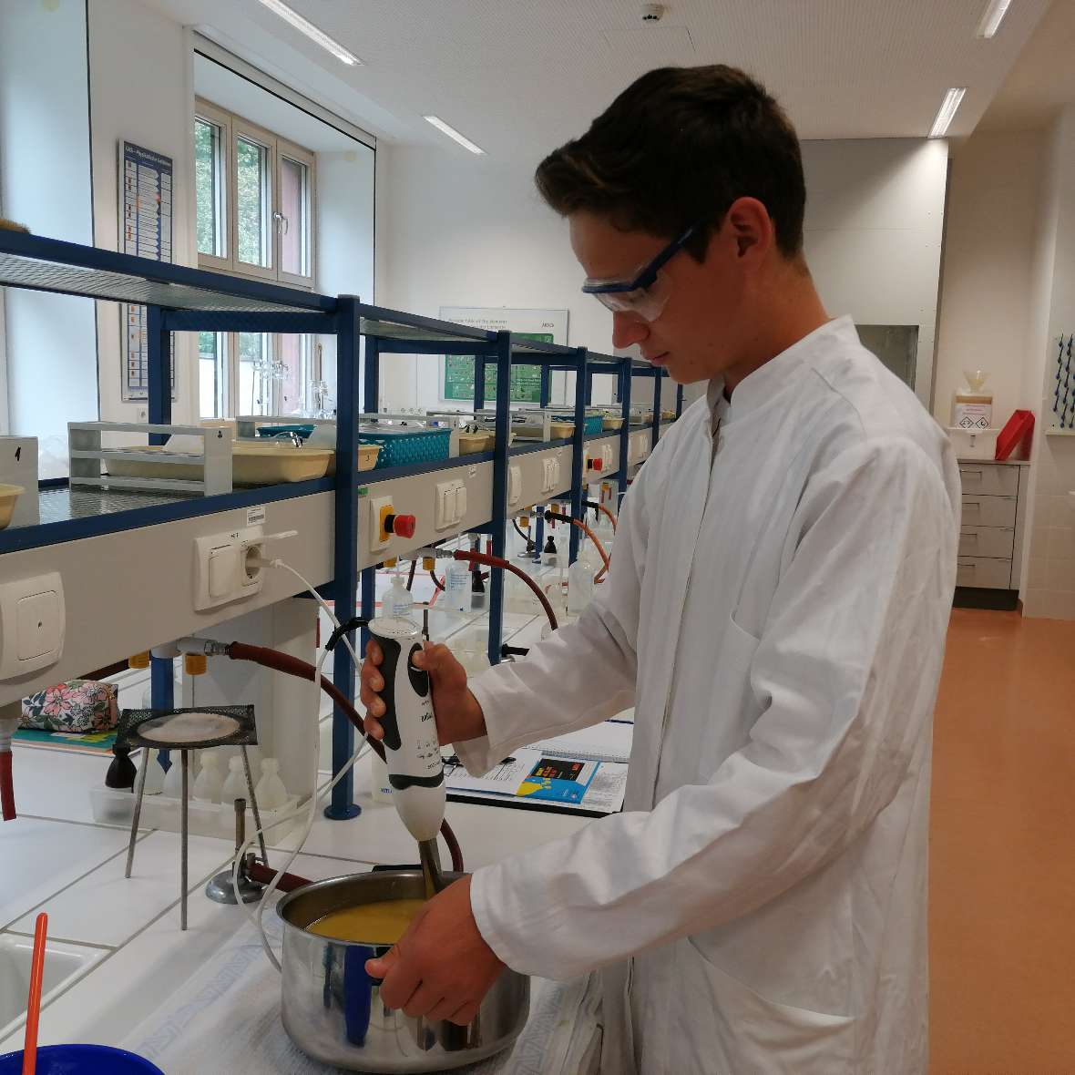 Ein Schüler bei der Seifenproduktion im Labor