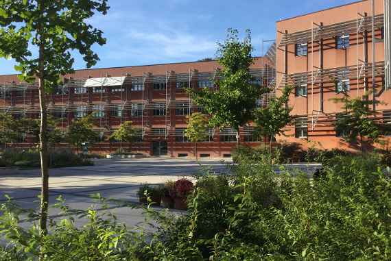 Schule der HBLFA Schönbrunn im Vordergrund Bäume