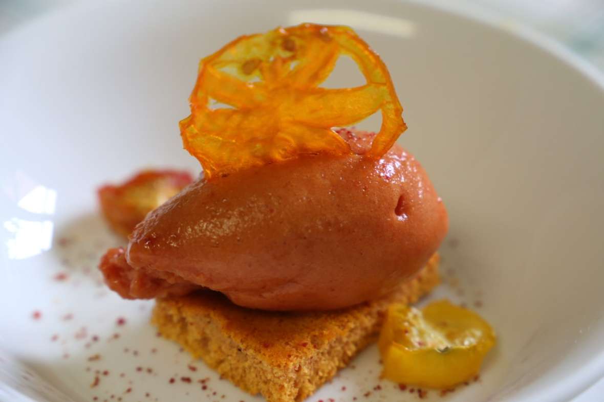 zu sehen ist ein Teller, auf dem sich ein Stück Brot und eine getrocknete Tomate befindet.