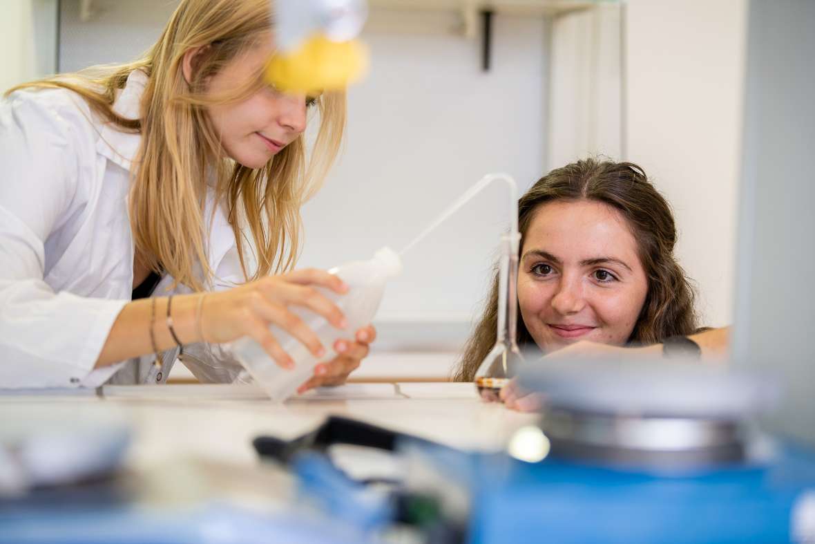 Zwei Schülerinnen forschen im Labor