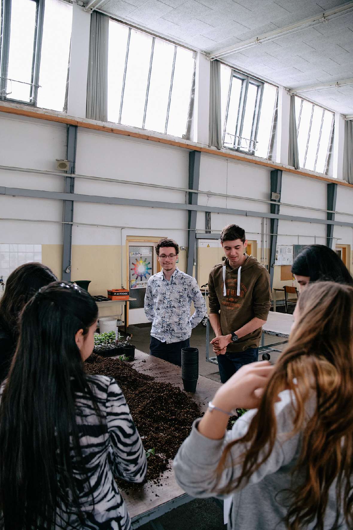 Teilnehmerinnen des Girlsday in der Demohalle