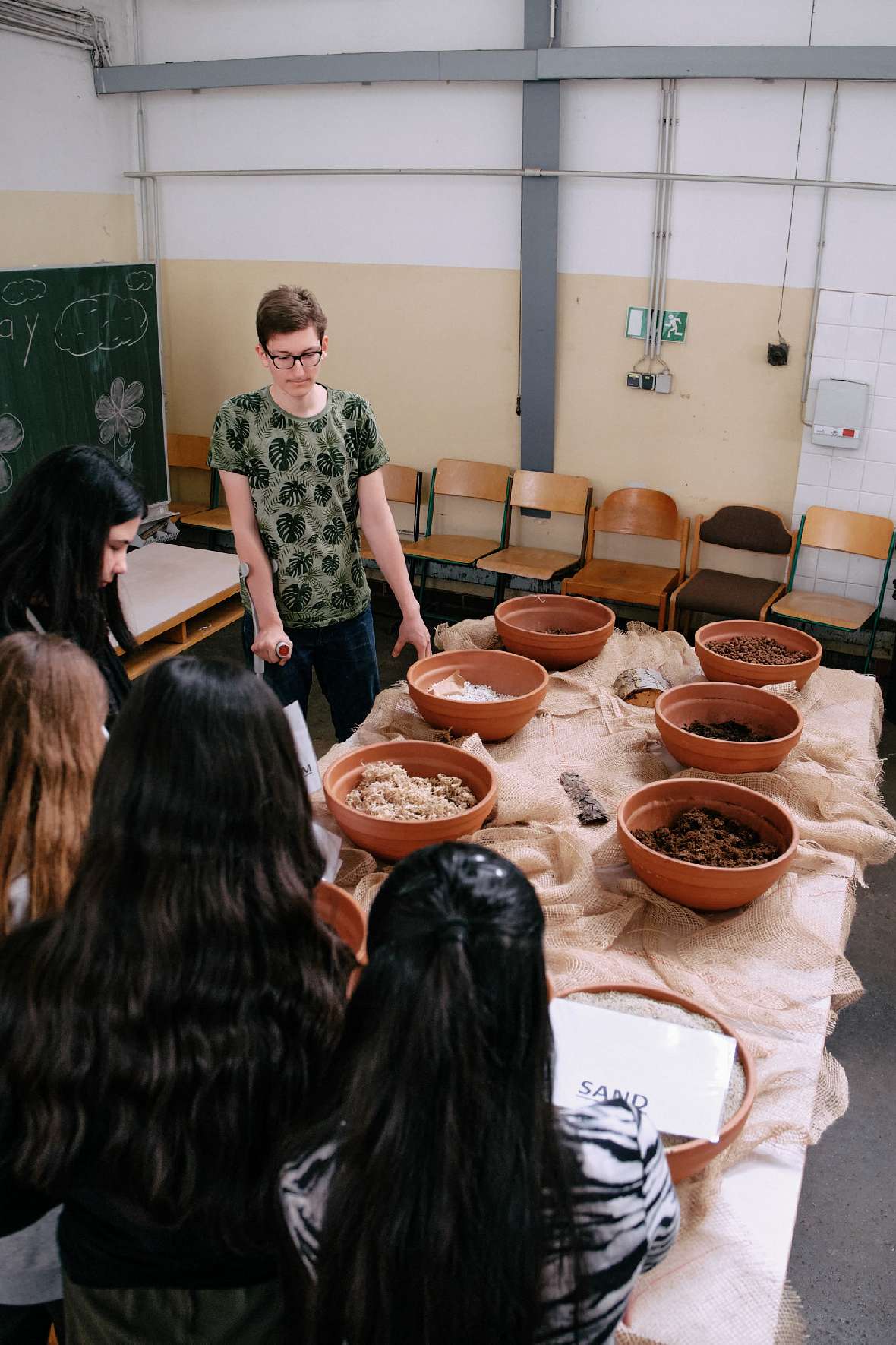 Mädchen lauschen den Erklärungen der Schüler