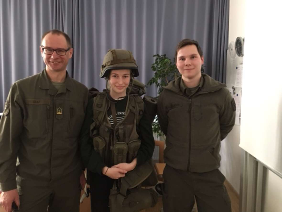 zu sehen sind 3 Personen in Militäruniform