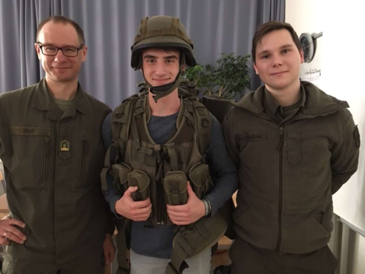 zu sehen sind 3 Personen in Bundesheerausrüstung