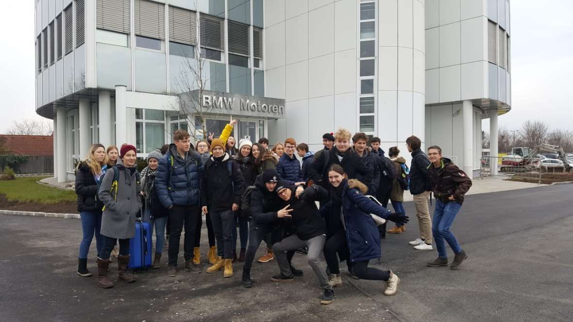zu sehen sind Schülerinnen und Schüler vor dem Eingangstor der BMW Werke Steyr