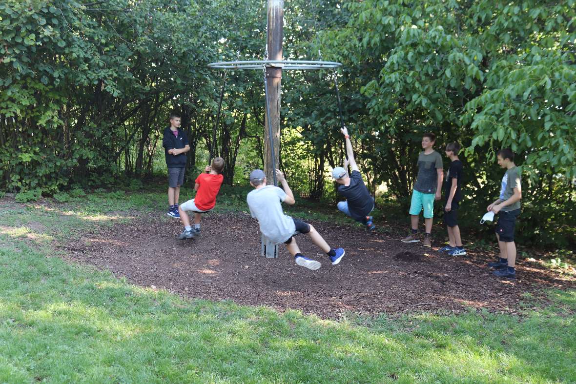 Schülerinnen und Schüler an einem einfachem Karussell 