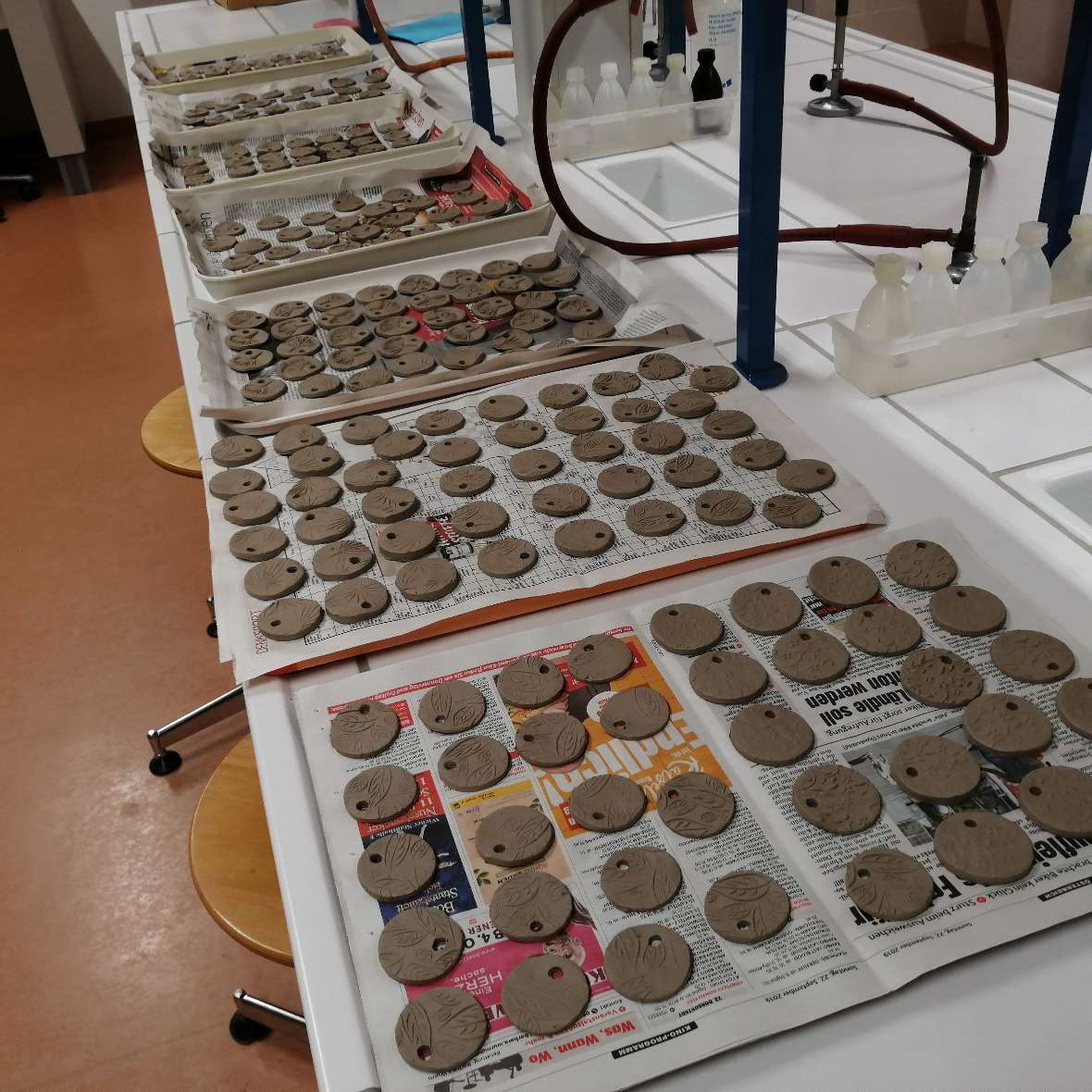 zu sehen sind rohe Ton-Medaillons