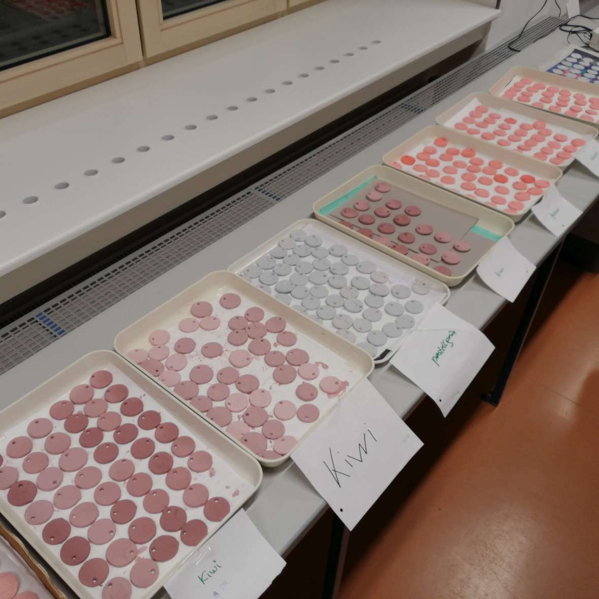 zu sehen sind die eingefärbten Medaillons die auf einem Papier zum Trocknen liegen