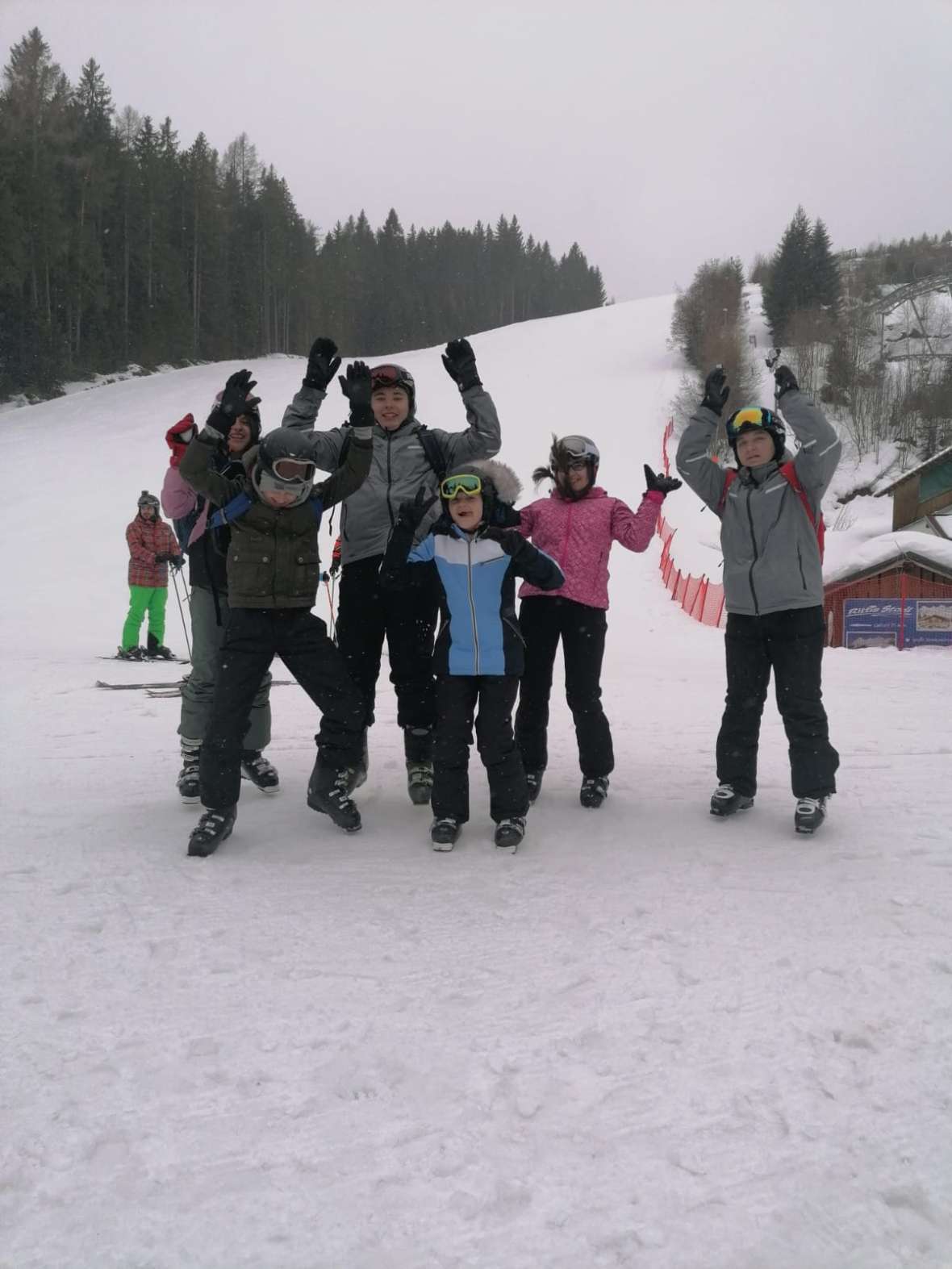 Die SchülerInnen genießen den Skikurs.