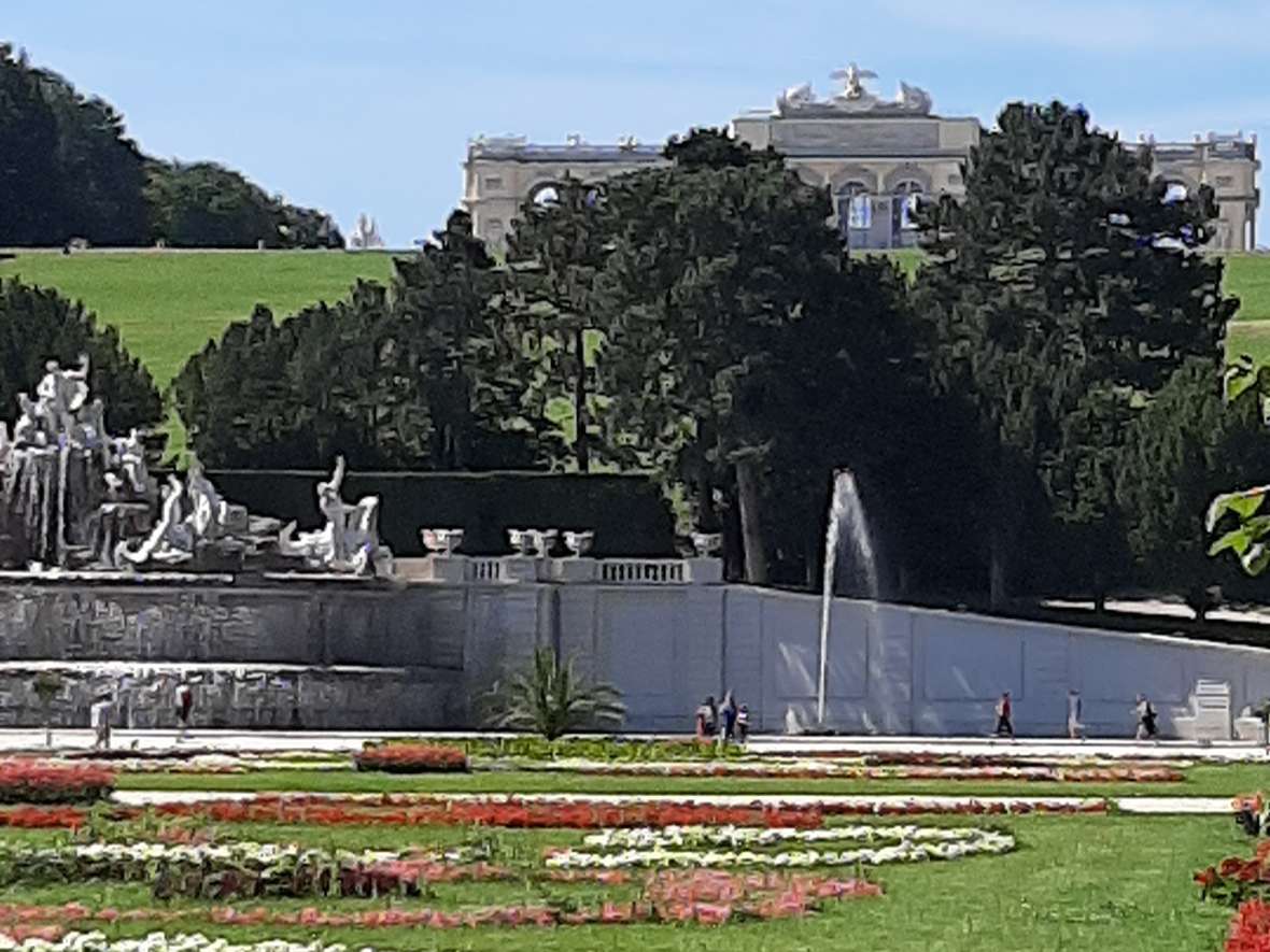 Blick vom Schönbrunner Gartenparterre zum Neptunbrunnen und der Gloriette 