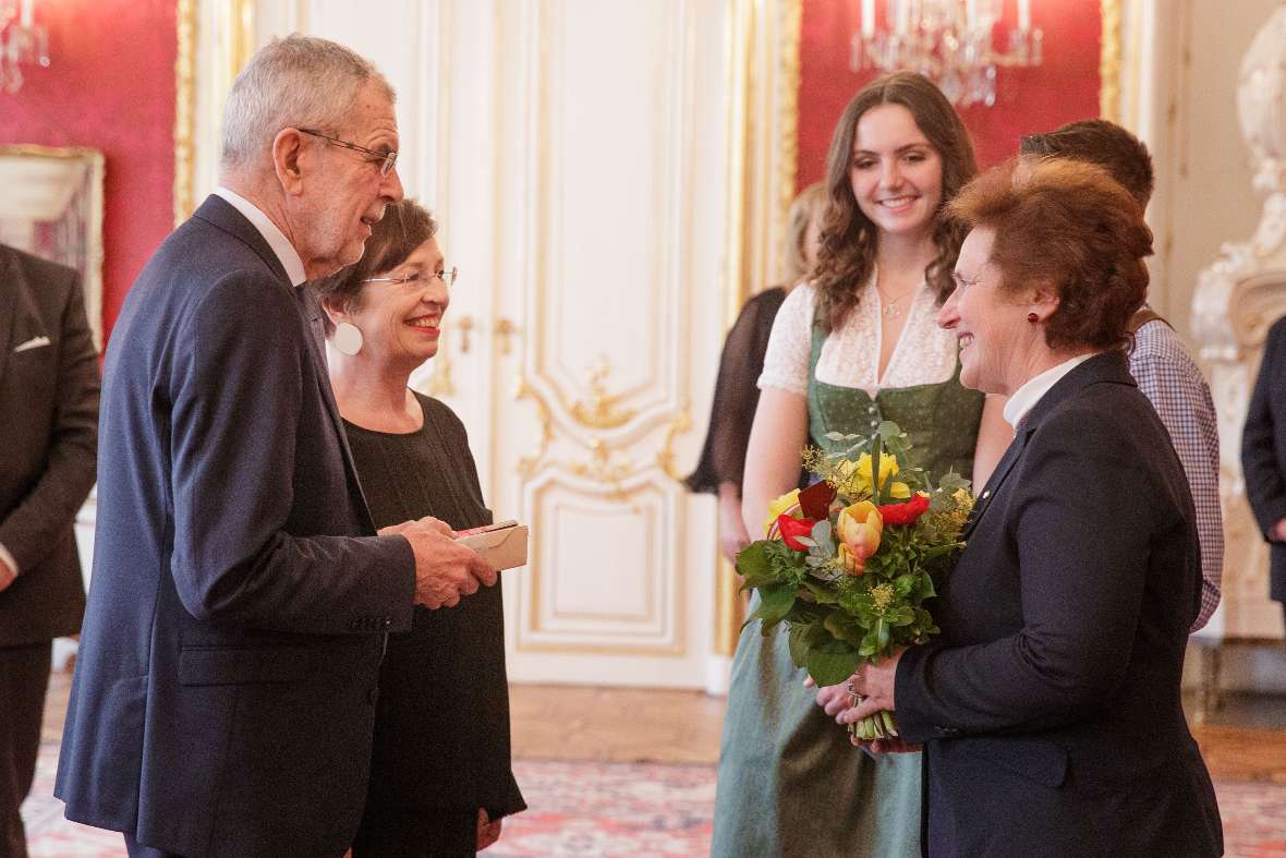 zu sehen ist der Herr Bundespräsident Van der Bellen mit seiner Gattin; gegenüber stehen ihnen zwei Schüler und die Direktorin der Schule mit einem Blumenstrauß in der Hand