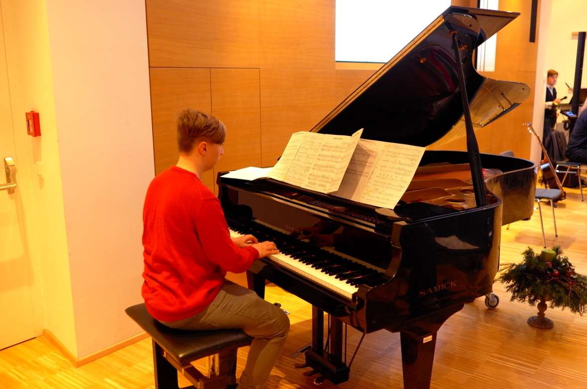 zu sehen ist ein Bursche, der Klavier spielt