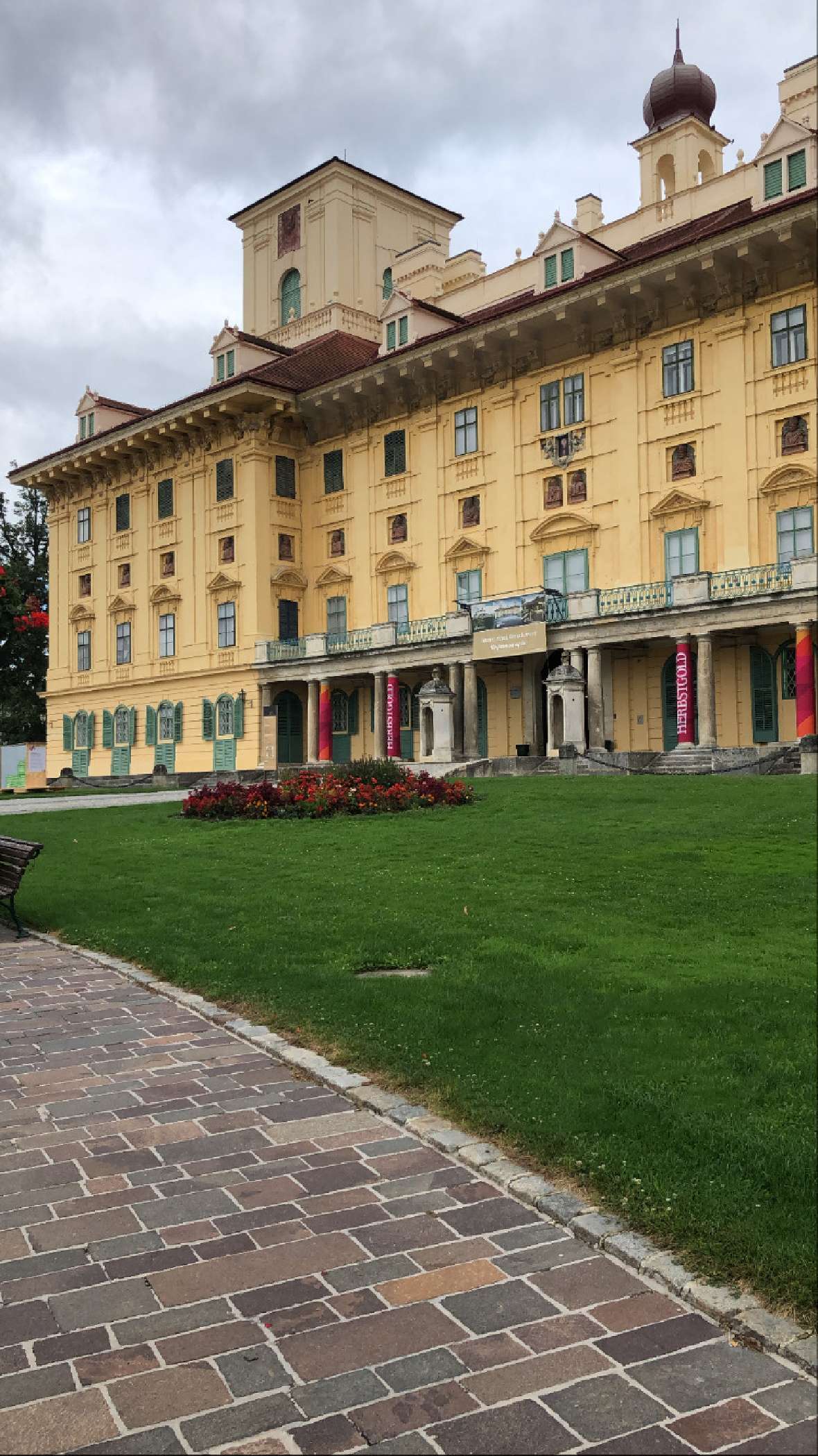 Teil der Frontfassade des Schlosses Esterhazy mit Rasenfläche davor