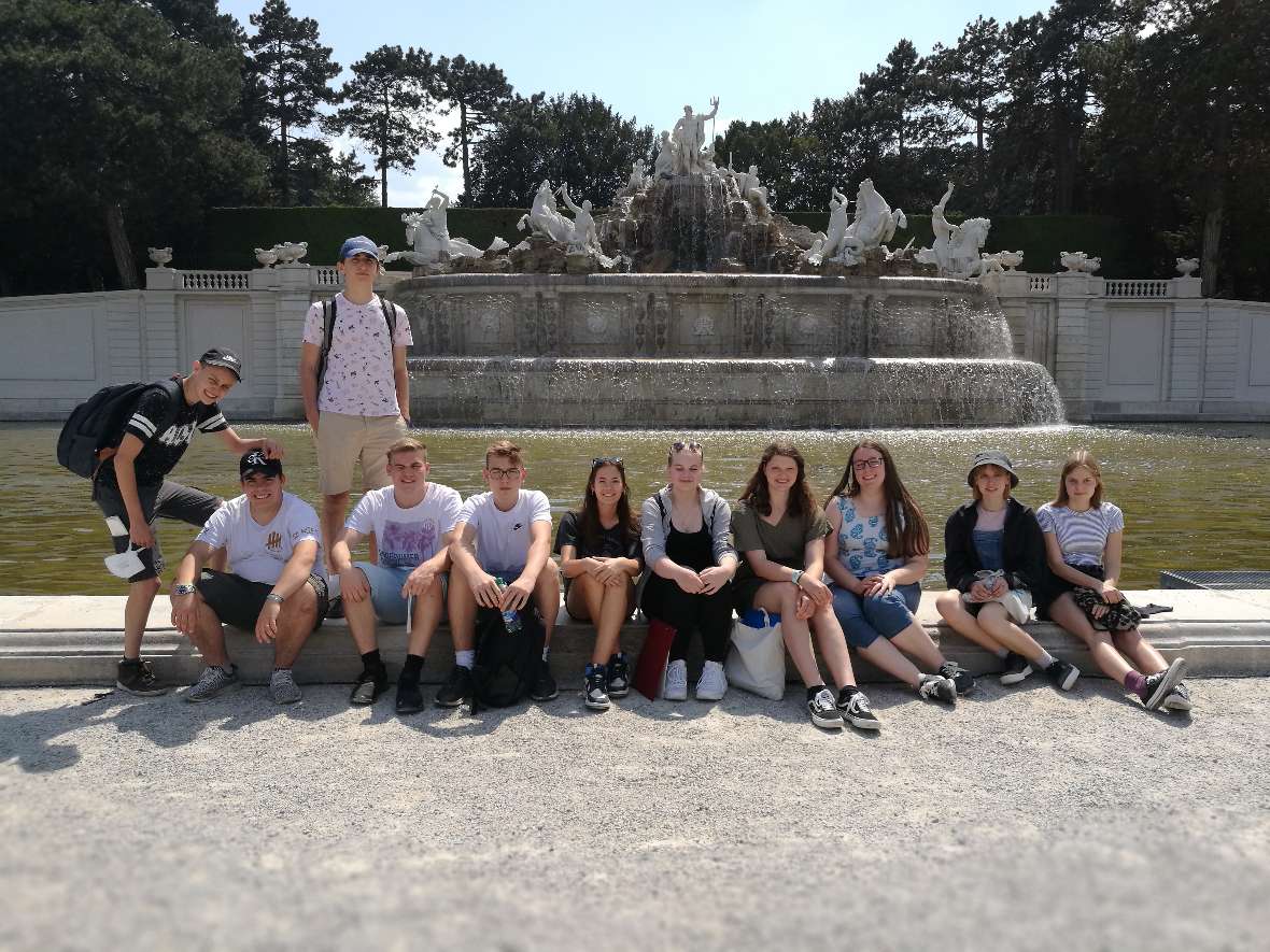 Schülerinnen und Schüler posieren vor dem Neptunbrunnen