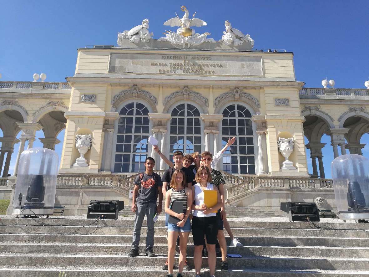 Schülerinnen und Schüler posieren vor der Gloriette