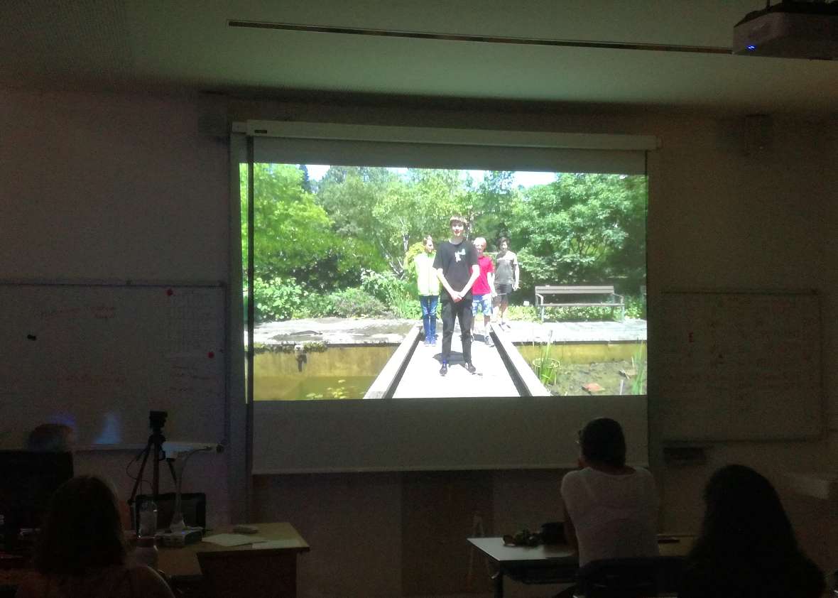 Vier Schüler präsentieren sich mittels eines Videos, dass vor der Klasse mit dem Beamer gezeigt wird