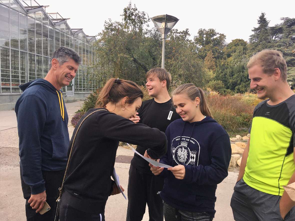 Die Lehrkräfte Sabrina Brandl und Christian Zoidl erklären den Schüler:innen den Plan für den Geländelauf
