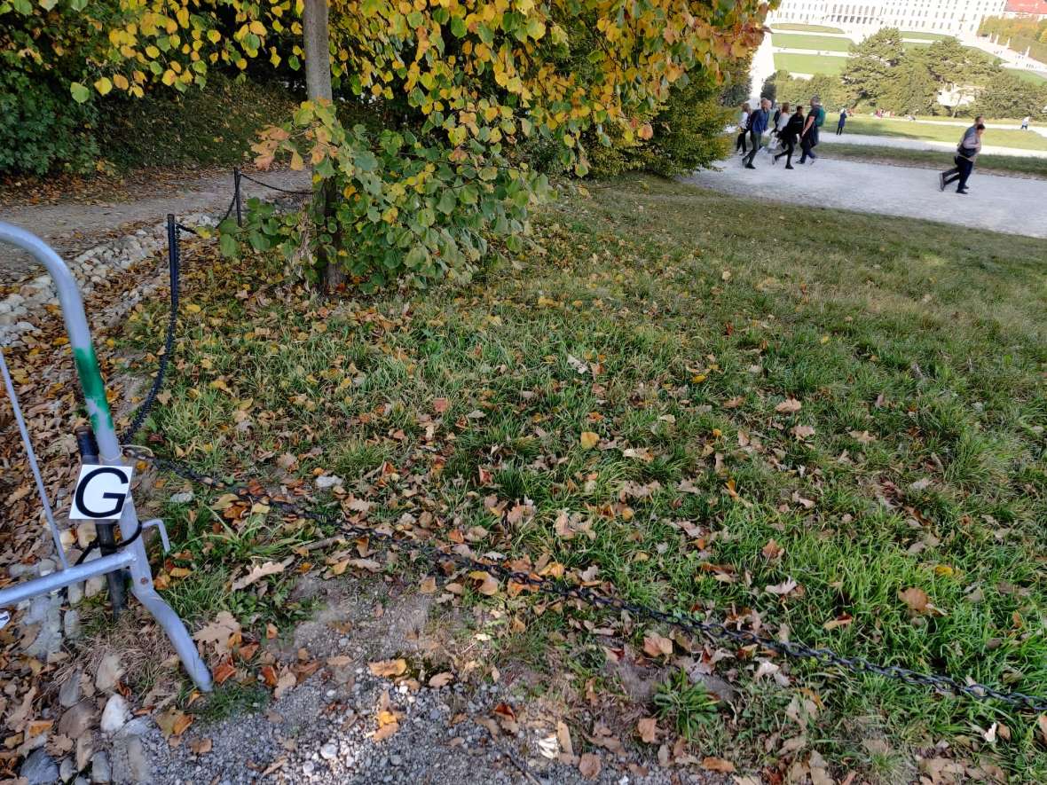 Orientierungspunkt "G" an einem Absperrgitter im Schlosspark Schönbrunn