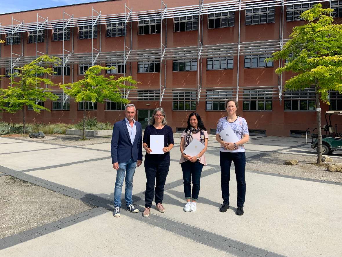 v. l. n. r.: Gerd Koch, Elisabeth Kuligowski, Alexandra Köninger, Martha Reif vor Schulgebäude