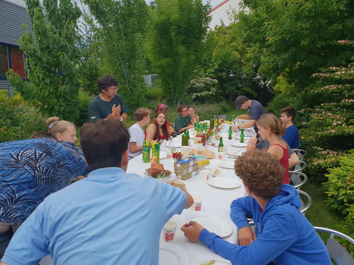 Schülerinnen und Schüler des 2 GB-Jahrganges bei einer Jause an einer Tafel in der Außenstelle Jägerhausgasse