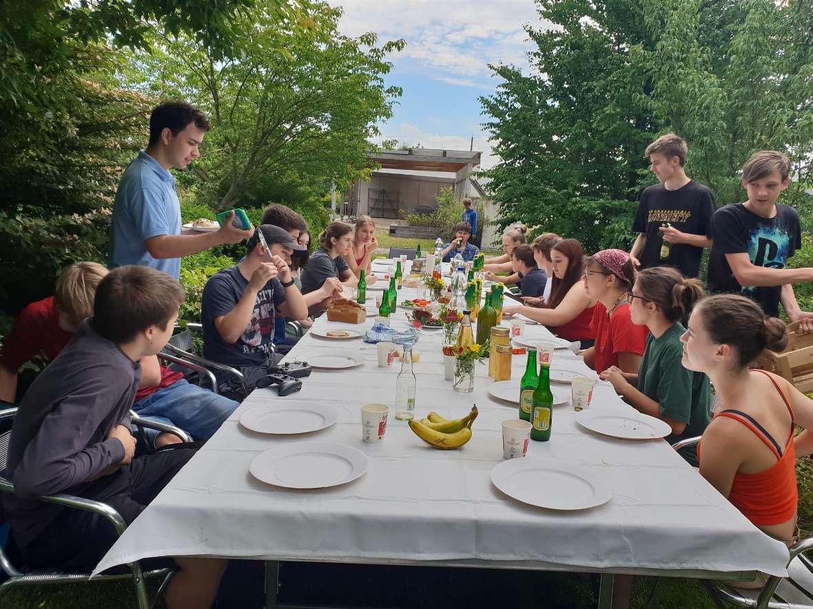 Schülerinnen und Schüler des 2 GB-Jahrganges bei einer Jause an einer Tafel in der Außenstelle Jägerhausgasse