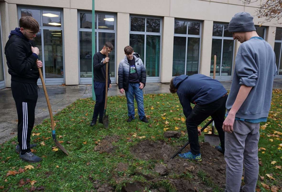 Schüler heben ein Pflanzloch aus