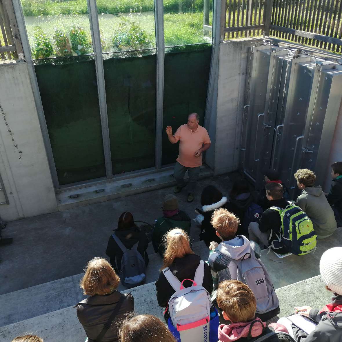 Herr Ing. Ableidinger erklärt Schülerinnen und Schülern die Wurzelschaustation