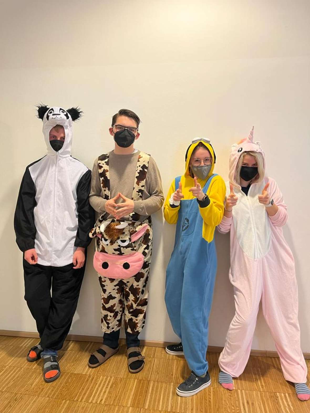 Schülerinnen und Schüler des 4. Jahrganges verkleidet als Panda, Kuh, Minion und Einhorn