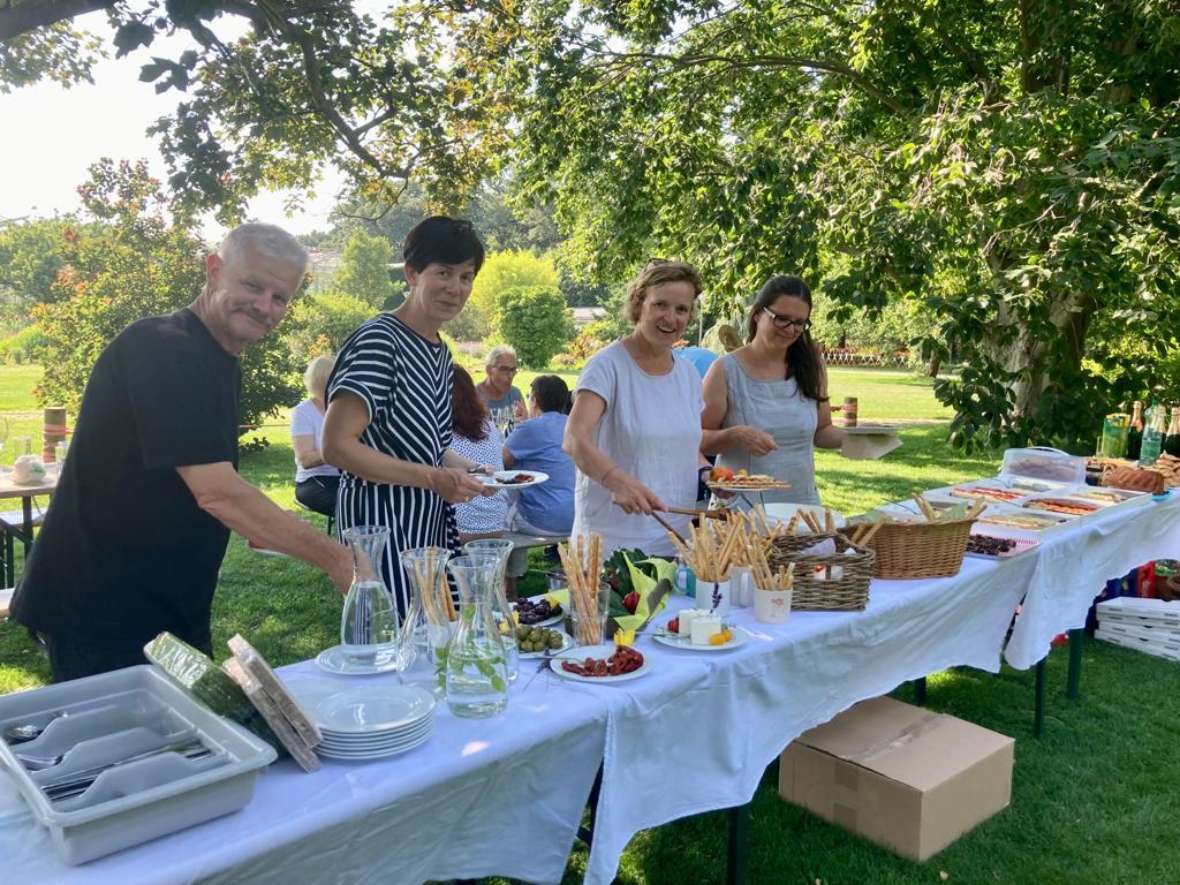 Lehrerinnen und Lehrer bedienen sich am Buffet