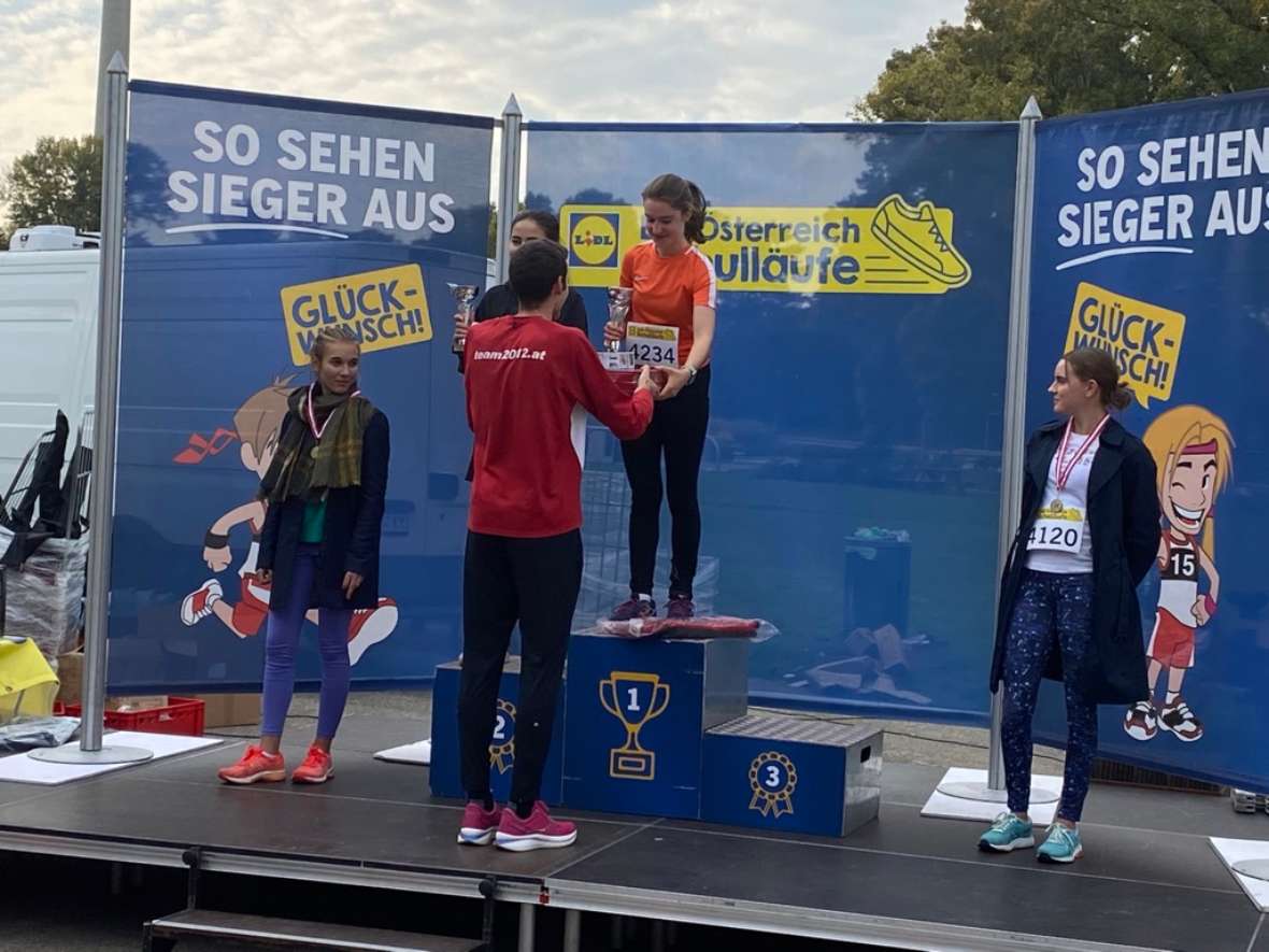 Siegerehrung Lidl Schullauf 2022: 1. Platz für die Schülerin Elisabeth Ganzberger 