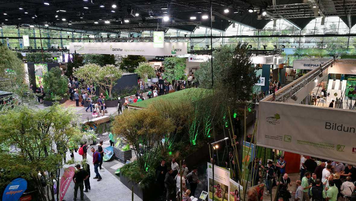 Blick in eine Halle auf der GaLaBau Messe