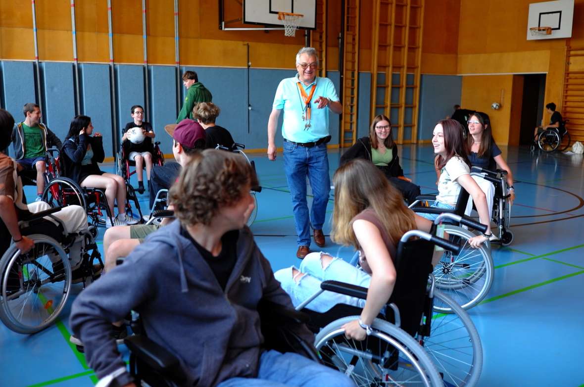 Schülerinnen und Schüler in Rollstühlen im Turnsaal