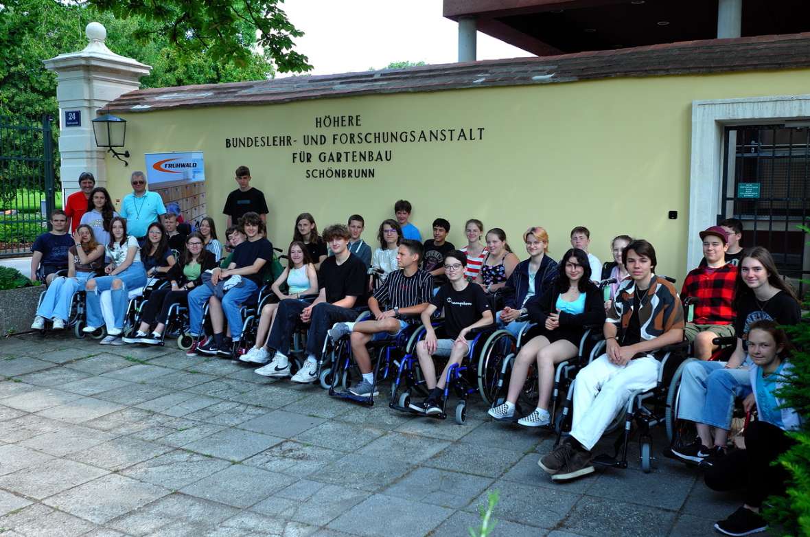 Schülerinnen und Schüler im Rollstuhl vor der HBLFA Schönbrunn