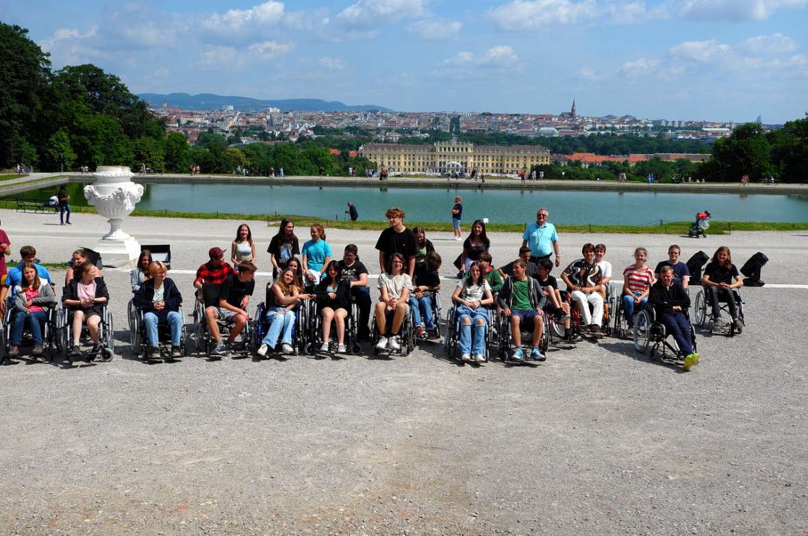 Schülerinnen und Schüler im Rollstuhl im Schlosspark Schönbrunn