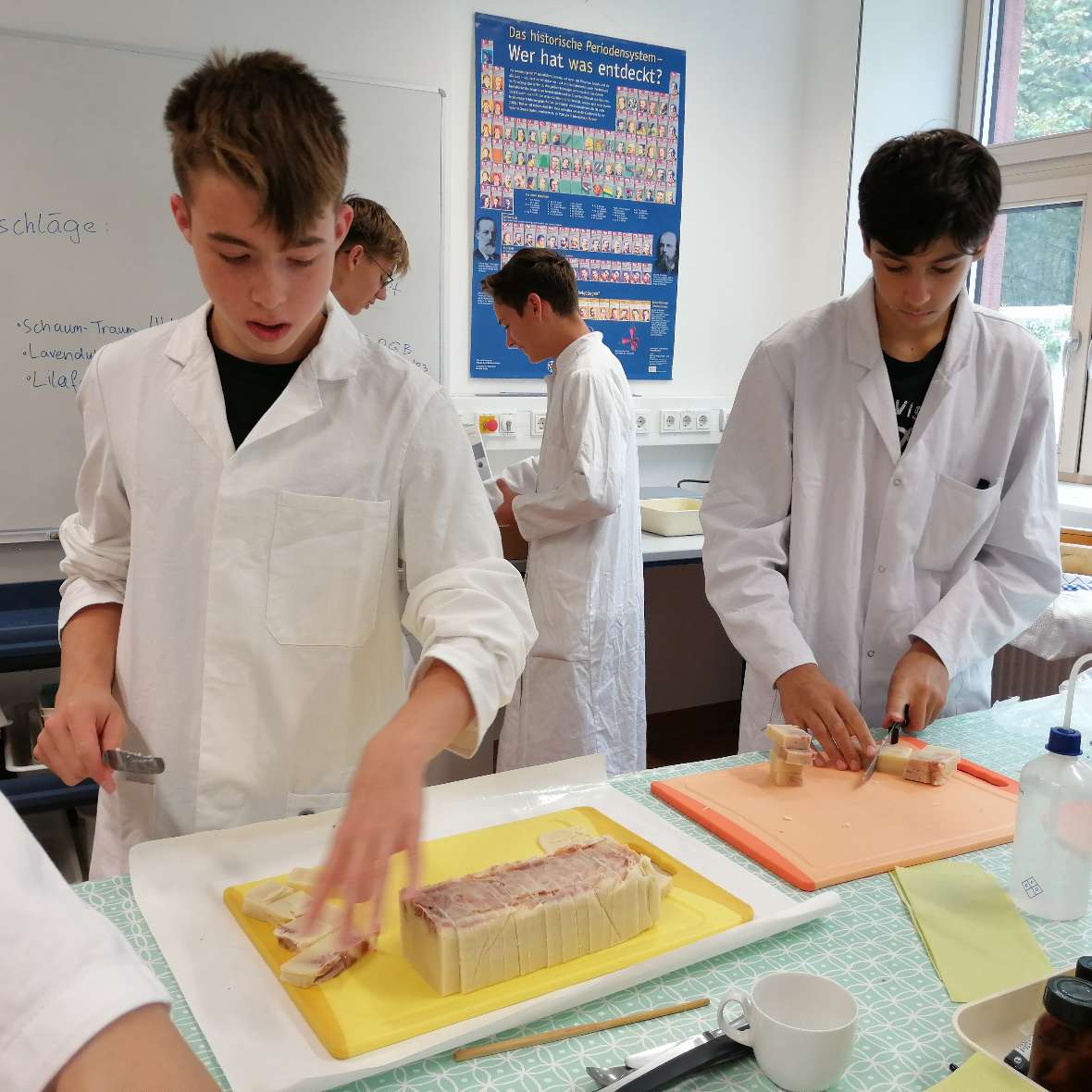 Schüler bearbeiten im Labor selbstgemachte Seifen