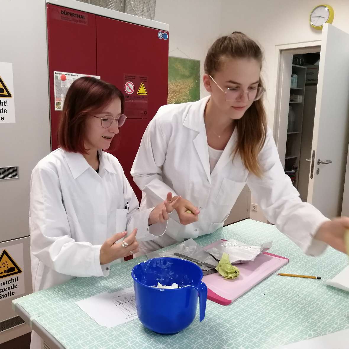 Schülerinnen beim Seifenherstellen im Labor