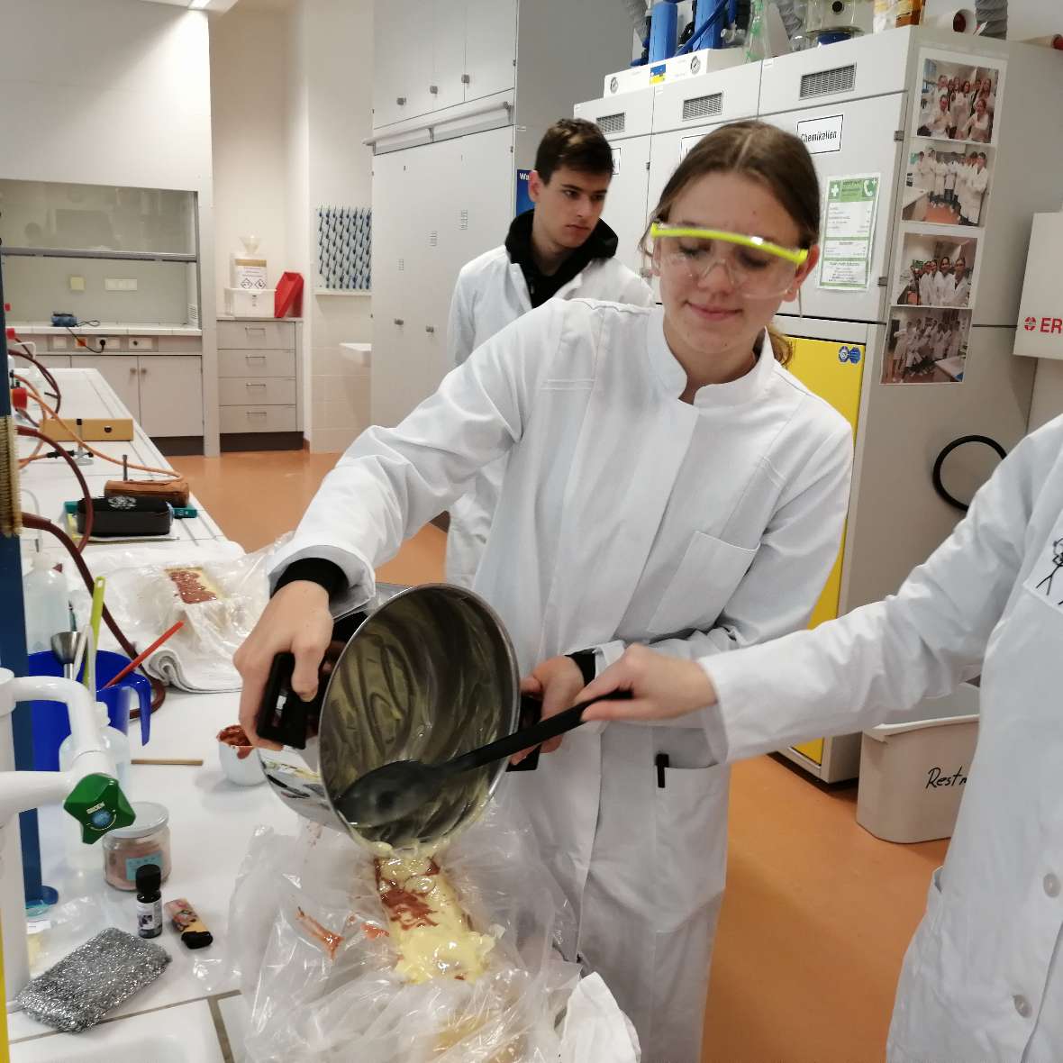 Eine Schülerin und ein Schülerbei der Seifenherstellung im Labor
