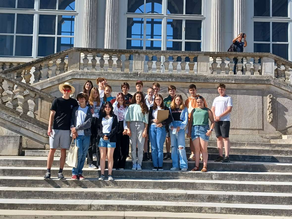 Schülerinnen und Schüler stehen als Gruppe auf der Treppenanlage der Gloriette