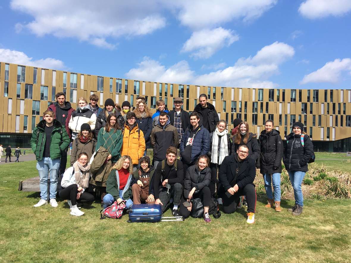 Schülerinnen und Schüler der beiden vierten Jahrgänge vor dem Gebäude der voestalpine Stahlwelt