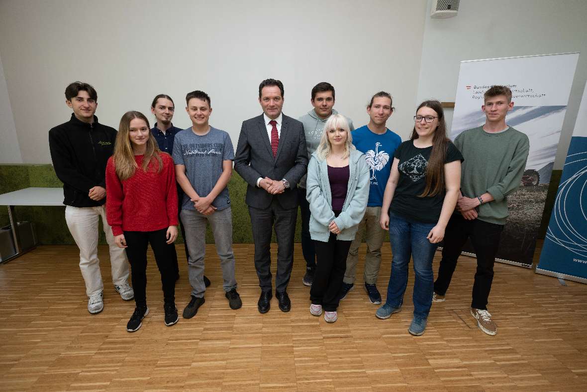 Bundesminister Norbert Totschnig posiert mit Schülerinnen und Schülern der HBLFA für Gartenbau
