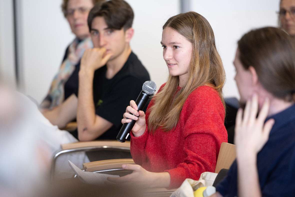 Schülerinnen und Schüler diskutieren im Podium