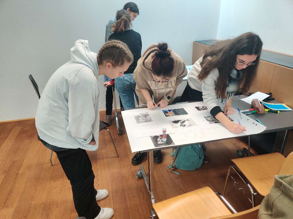 Schüler:innen beim Bearbeiten von Opfer- und Täterbiographien des Konzentrationslagers Mauthausen.