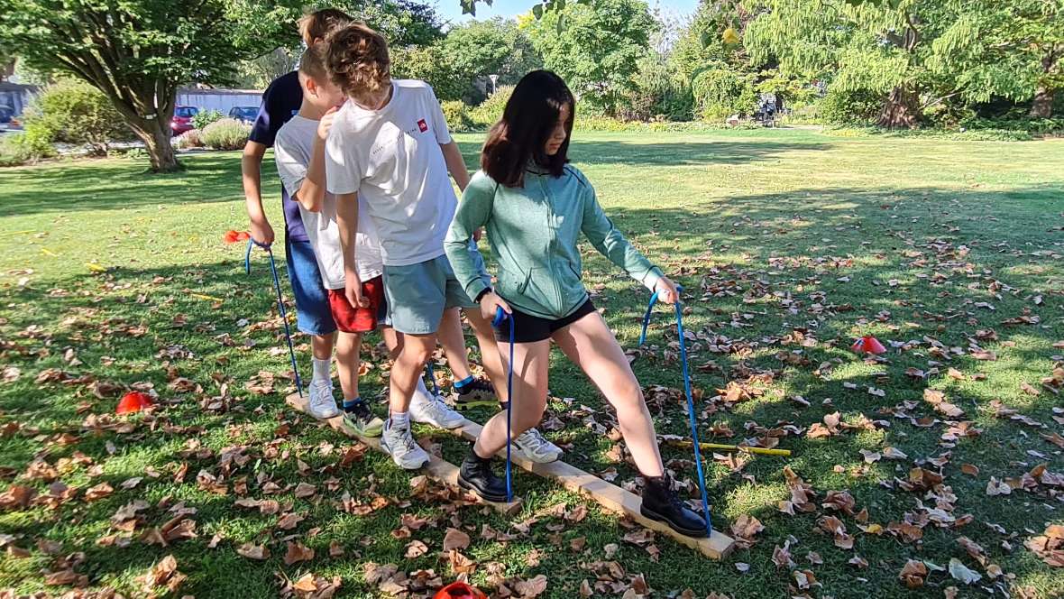 Schüler:innen beim Kennenlernspiel im Schulgarten