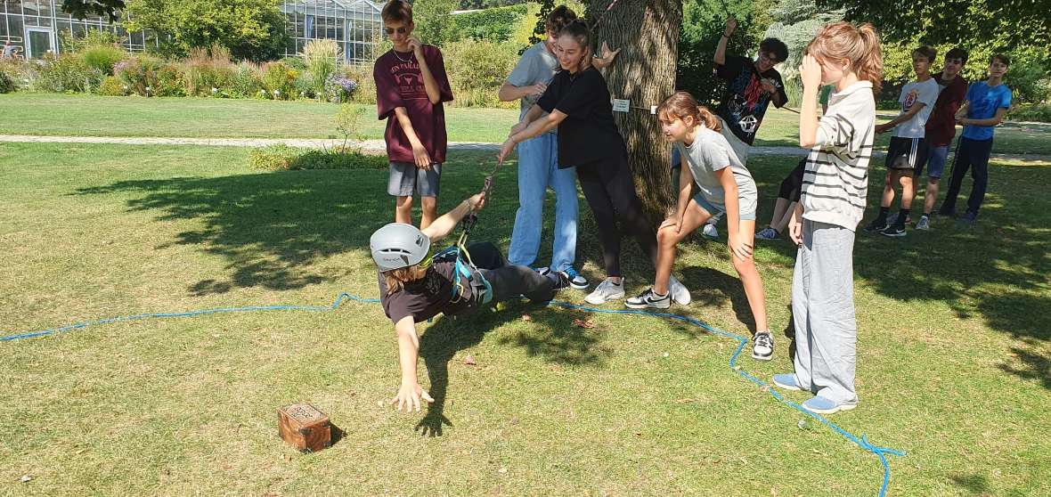 Schüler:innen beim Kennenlernspiel im Schulgarten