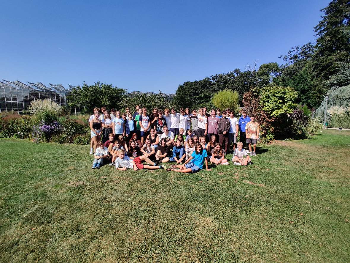 Gruppenbild Schülerinnen und Schüler des 1. Jahrgangs im Schulgarten