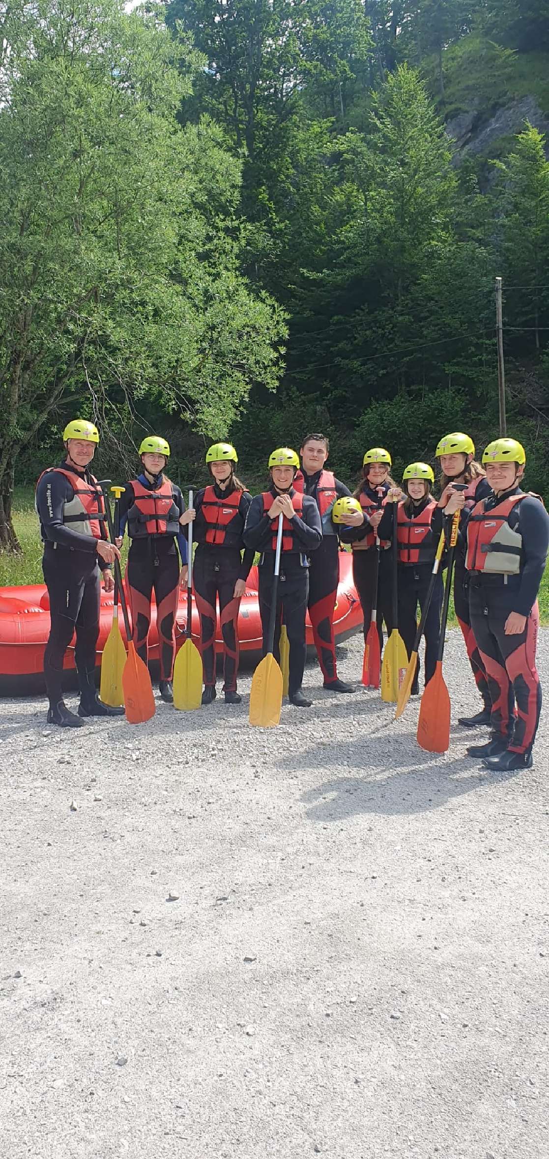 Schüler*innengruppe mit Rafting-Boot