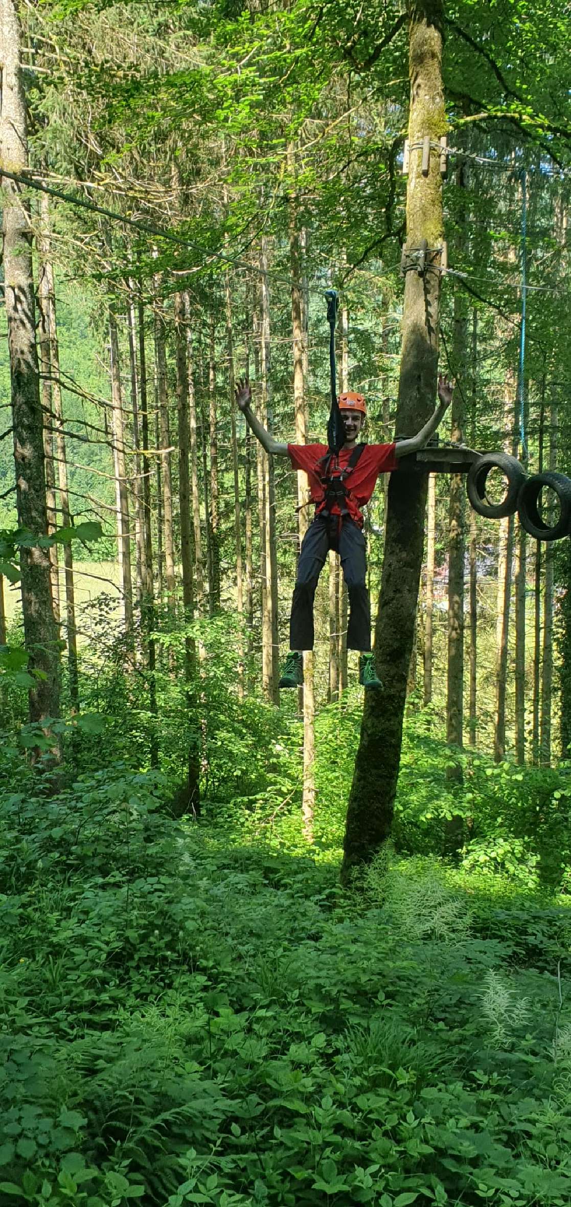 Schüler im Klettergarten