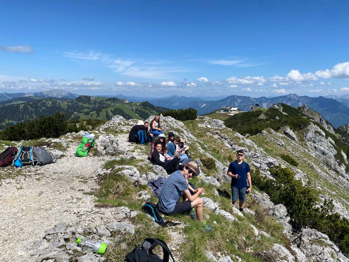 Schüler*innen bei der Rast am Berggipfel