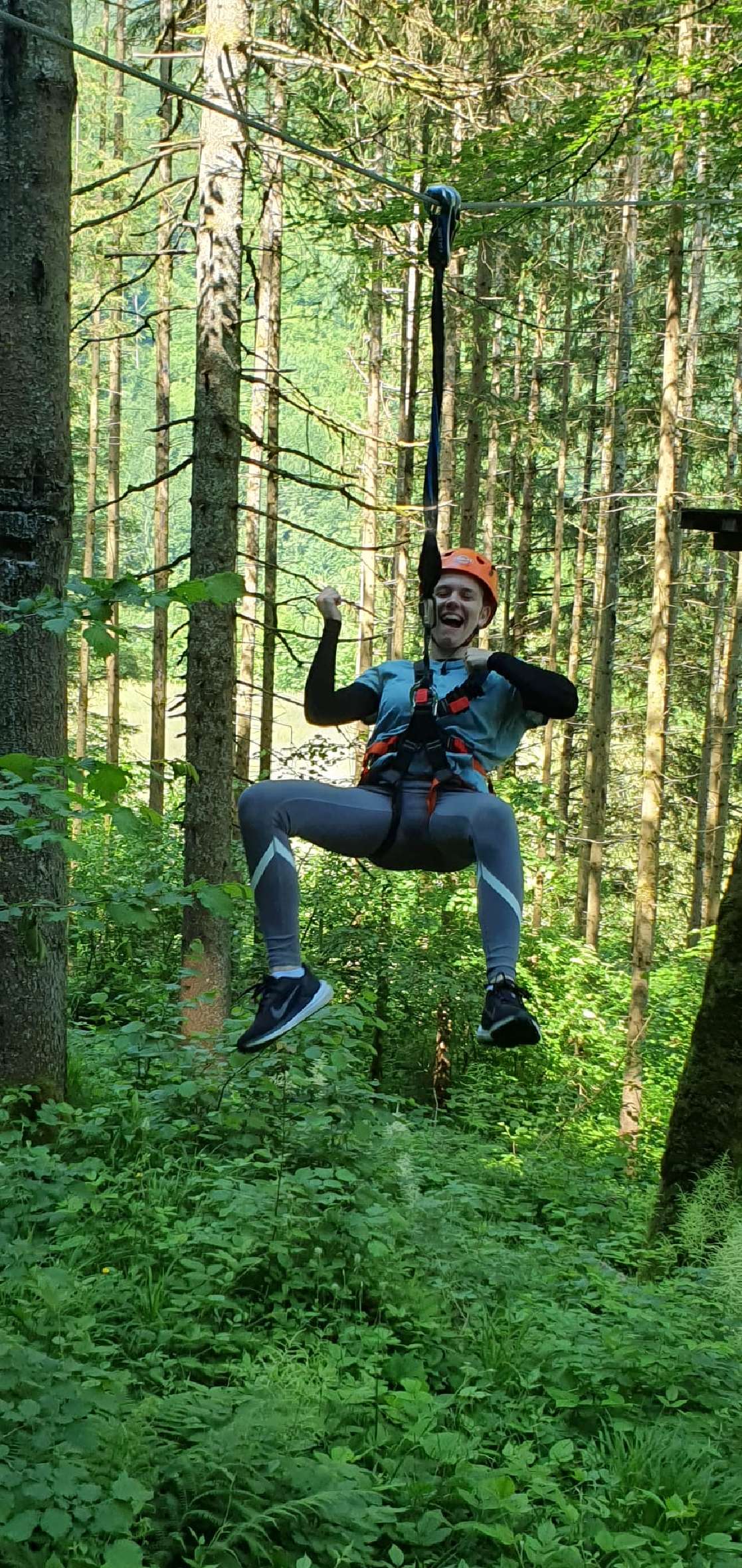 Schüler im Klettergarten