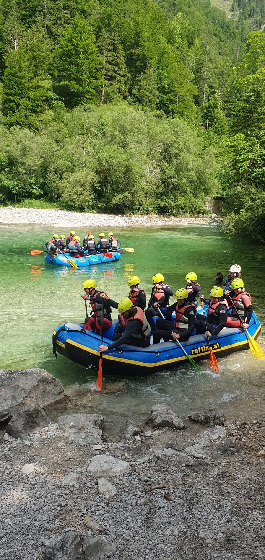 Schüler*innen beim Rafting